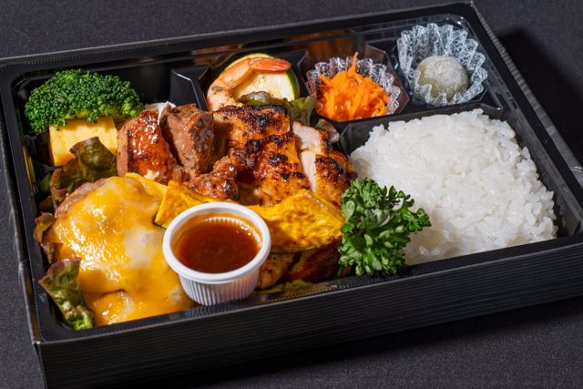 コルビージャックチーズハンバーグ＆タンドリーBBQチキン＆スパイスBBQポーク