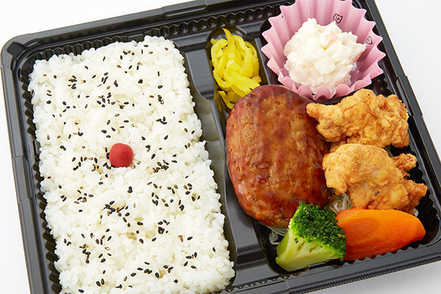 大きなハンバーグと鶏のから揚げ弁当