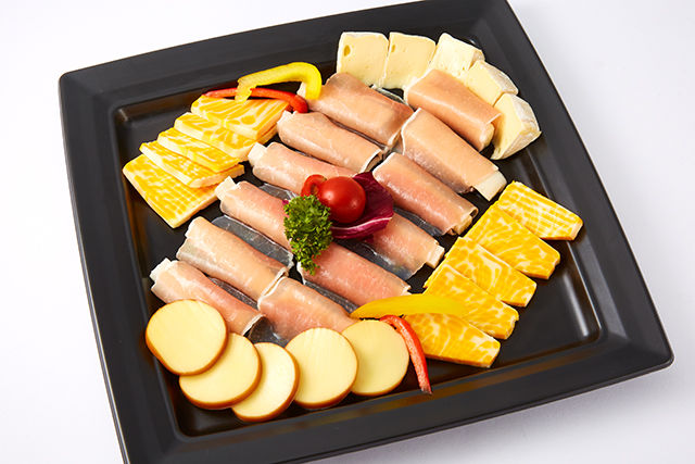 生ハムとチーズの盛り合わせ