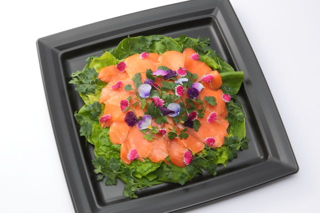 花咲くサーモンのカルパッチョ