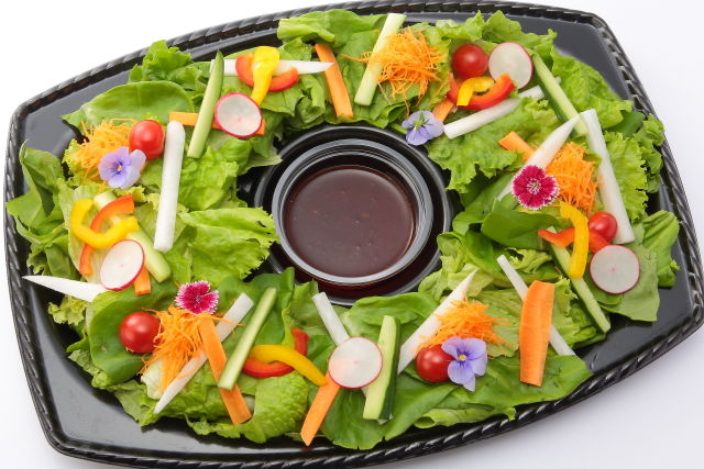 彩り野菜と花咲くリースサラダ～和風ドレッシング～