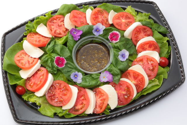 カプレーゼのリースサラダ