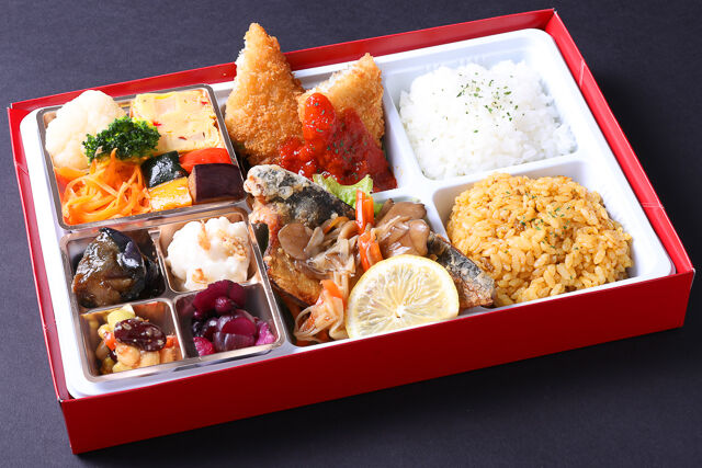 サバのムニエルと白身魚のトマトソース