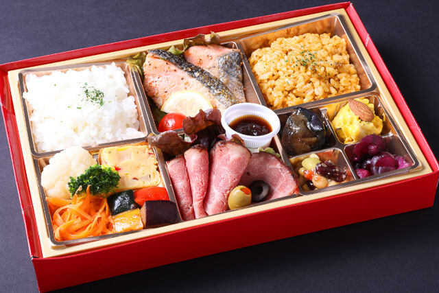 【クリスマス限定】サーモンのムニエルとローストビーフ（ドライカレー）