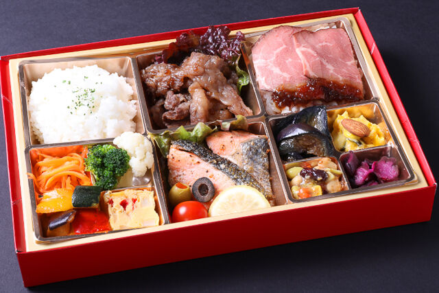 【クリスマス限定】黒毛和牛赤ワイン煮とサーモンのムニエル