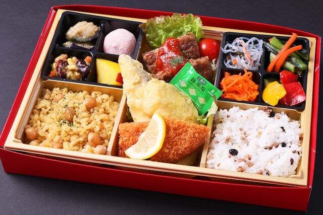 【クリスマス限定】大豆ミートハンバーグと大豆ミート厚切りハムカツ御膳~ピラフと雑穀米~