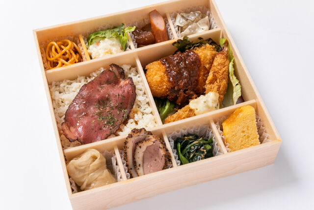 自家製ローストビーフ＆カニクリームコロッケ＆エビフライ弁当