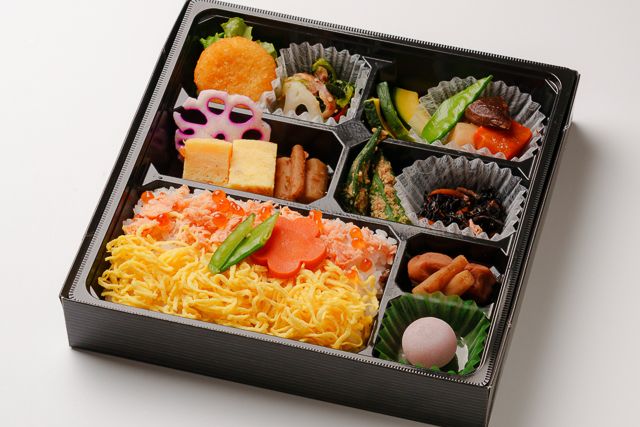 八寸彩り御膳～鮭いくら飯～