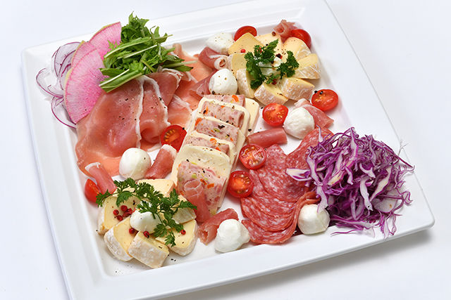 生ハムとチーズの盛り合わせ