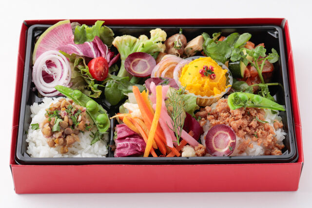 沖縄県産牛とあぐー豚、旬のお野菜弁当