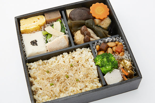 健康鶏の自家製つくねとやさい煮弁当