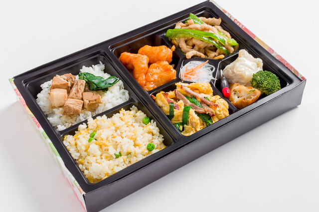 青椒肉絲と白身魚チリソース・ニラチャーシュー玉子炒め弁当