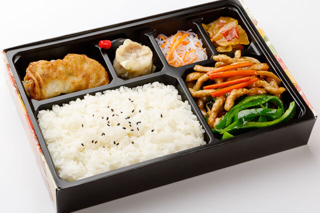 青椒肉絲と餃子弁当