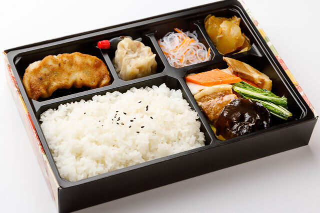 豚バラ肉野菜炒めと餃子弁当