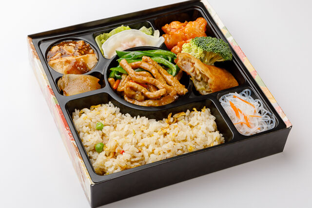 青椒肉絲と白身魚チリソース弁当