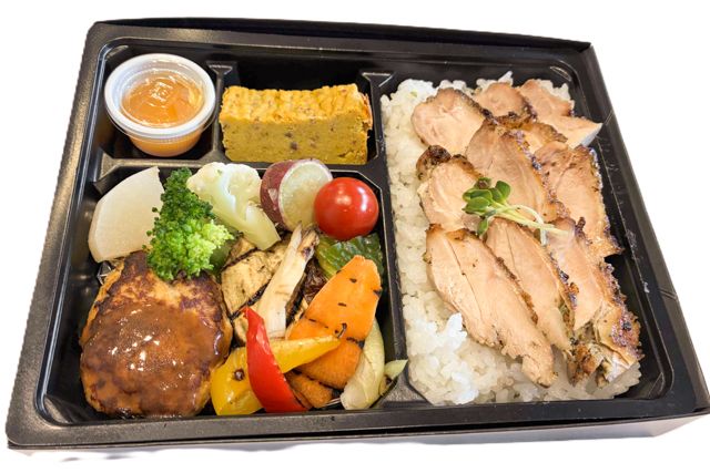 チキンステーキと手捏ね豆腐ハンバーグのランチボックス