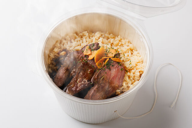 【温まる容器】加熱式ガーリックライスとアンガス牛ロースステーキ