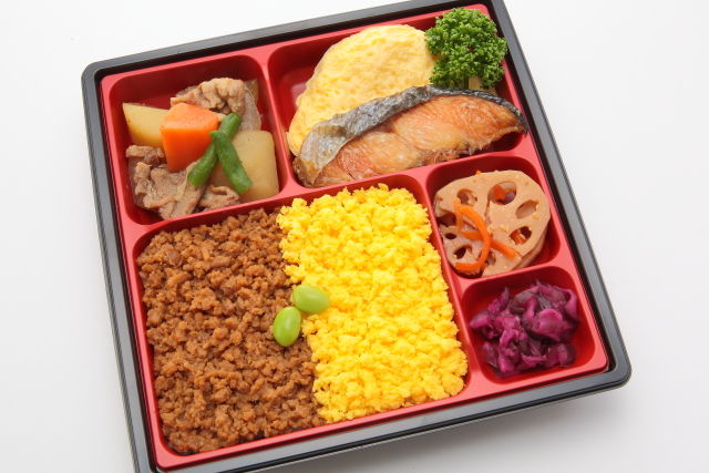 2色そぼろ弁当 ～焼き鮭と手作り肉じゃが～