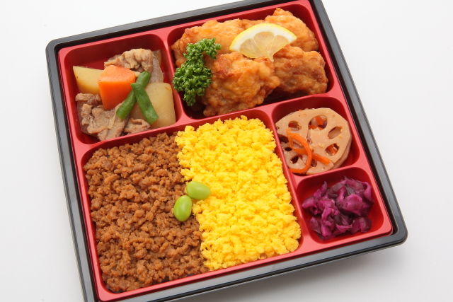2色そぼろ弁当 ～鶏の唐揚げと手作り肉じゃが～