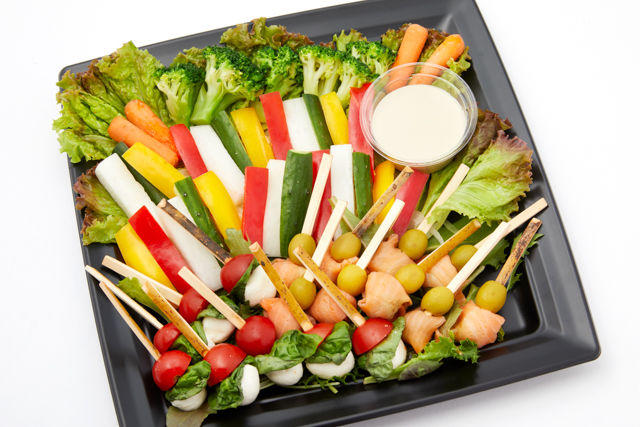 洋食屋days の 彩りピンチョスとスティックサラダ のケータリング オードブル ごちクル