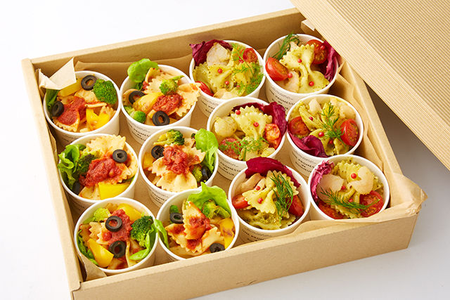 【カップ】2種のリボンパスタ（ジェノベーゼ＆トマト）