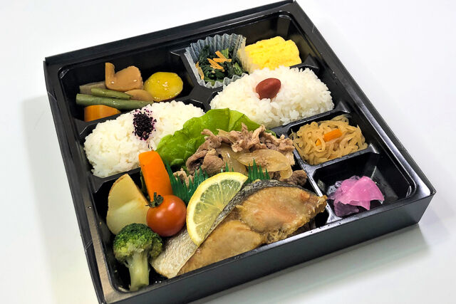 焼きサーモンと豚の生姜焼き弁当