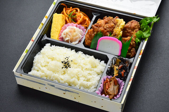 デラックス旭屋のざんぎ4個弁当