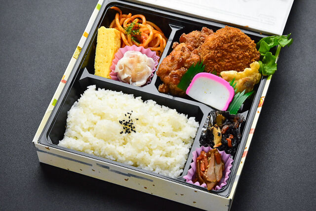 デラックス旭屋のメンチカツざんぎ弁当