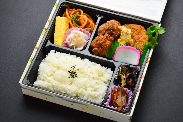 デラックス旭屋のチキンカツざんぎ弁当
