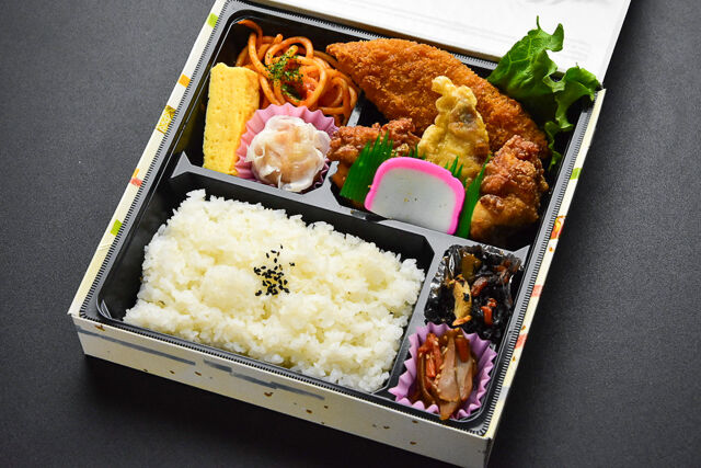 デラックス旭屋の白身フライざんぎ弁当