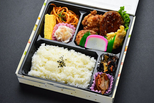 デラックス旭屋のハンバーグざんぎ弁当