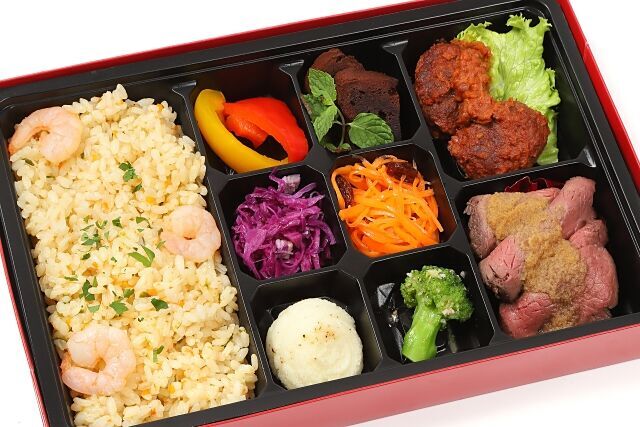 エビピラフとローストビーフ