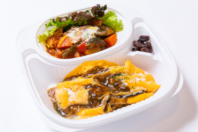 【春限定】オムライス＆彩り野菜とチキンのトマト煮干しぶどう添え