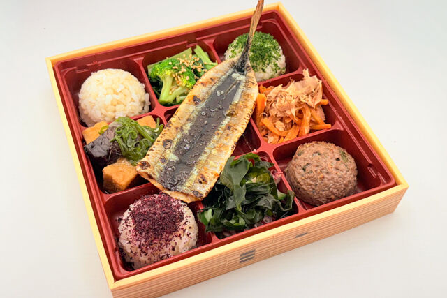 【秋限定】さんまのガーリック焼きと豪華野菜デリプレート