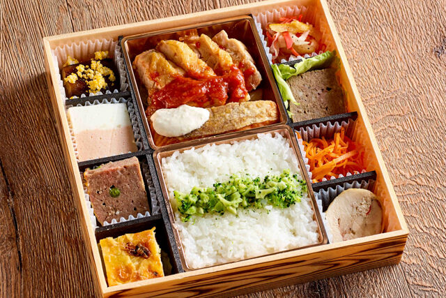 チキングリルとサーモンムニエル弁当