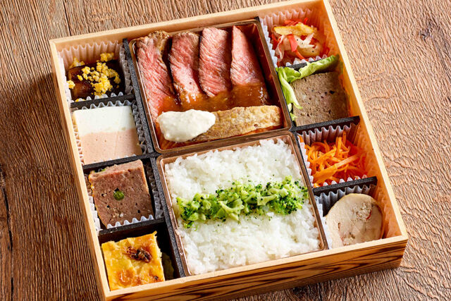 サーロインステーキとサーモンムニエル弁当