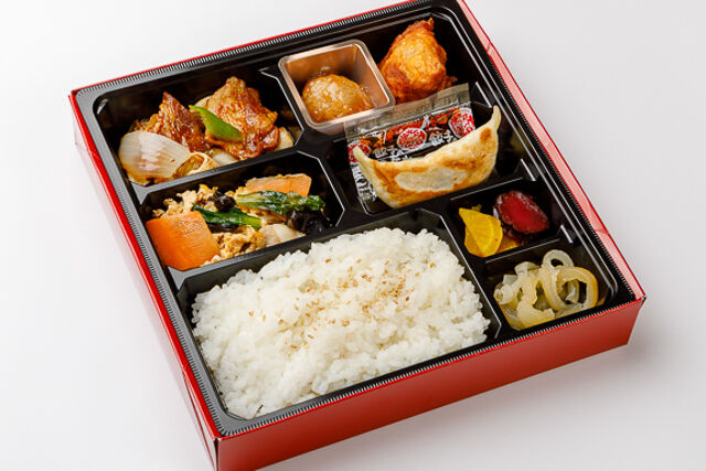 福招門名物！金運餃子入り弁当（回鍋肉）