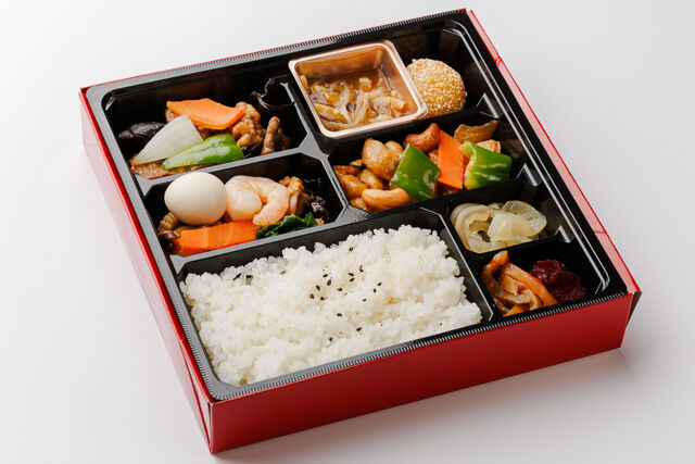 【お茶付き】高級フカヒレ旨煮弁当～牛肉の香味炒め＆鶏肉とカシューナッツ炒め～