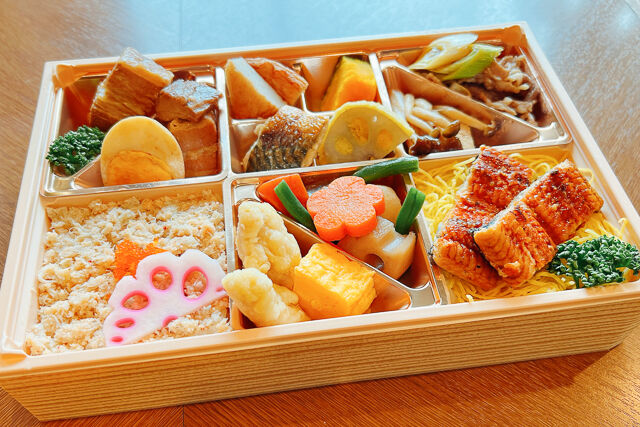 蟹めしとうな重・牛すき焼きの贅沢弁当