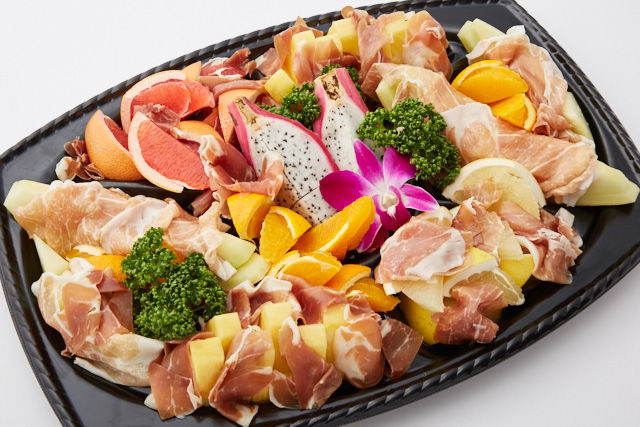 生ハムと季節のフルーツ