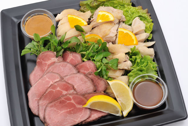 洋わさびソースの厚切りローストビーフ＆しっとりチキンポアレの盛り合わせ