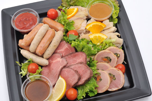 贅沢4種の肉盛りプレート（ローストビーフ、鴨ロール、ソーセージ、チキンポワレ）