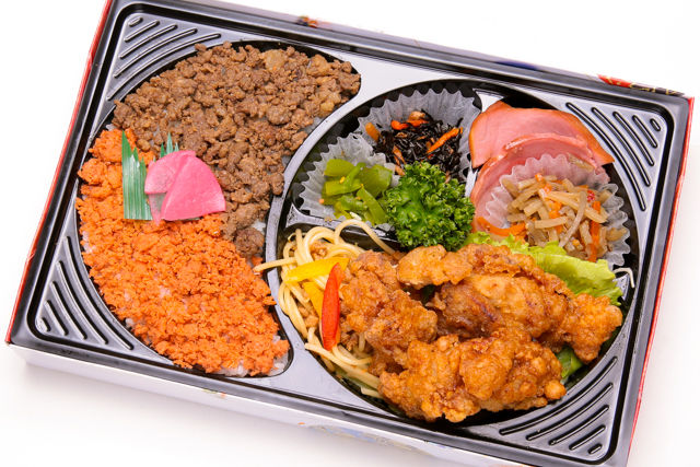 【熨斗対応可】和牛そぼろと紅しゃけ飯＆秘伝の唐揚げ弁当