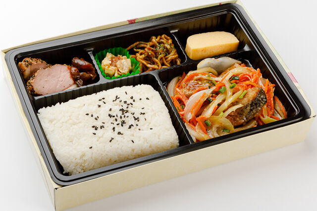 生姜甘酢白身魚贅沢弁当