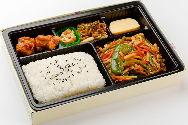 青椒肉絲＆唐揚げ贅沢弁当