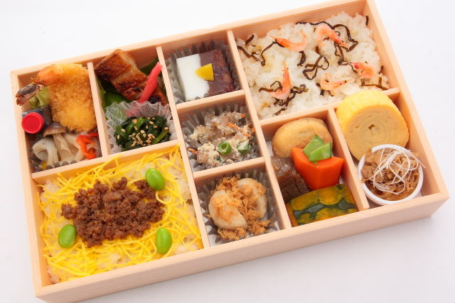 貴船～牛そぼろと桜海老、ヒロメのおばんざい～