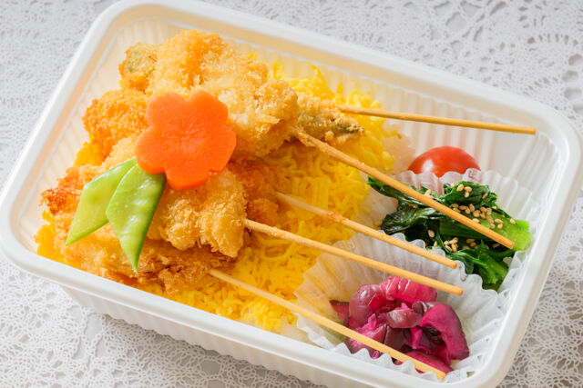 串カツ弁当（鶏モモ・レンコン・玉ねぎ・オクラ・もち）