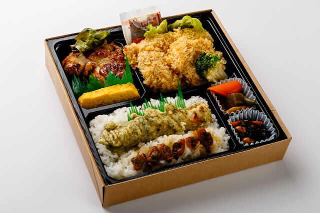 よくばり幕の内弁当（豚ヒレカツ、エビフライ、照り焼きチキン）