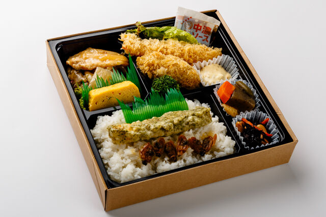 よくばり幕の内弁当（エビフライ、カキフライ、豚の生姜焼き）