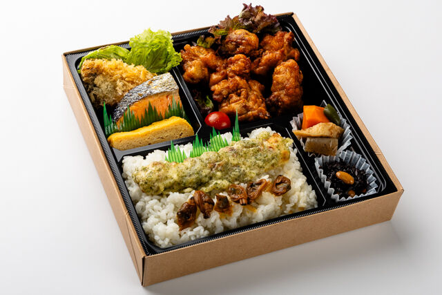 鶏の唐揚げ＆焼き鮭＆広島産カキフライの満足幕の内弁当